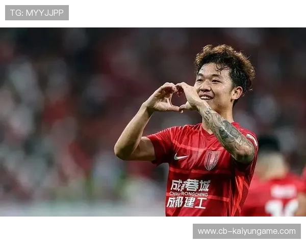 成都蓉城严鼎皓中场助攻前锋射门，展现中国足球新力量